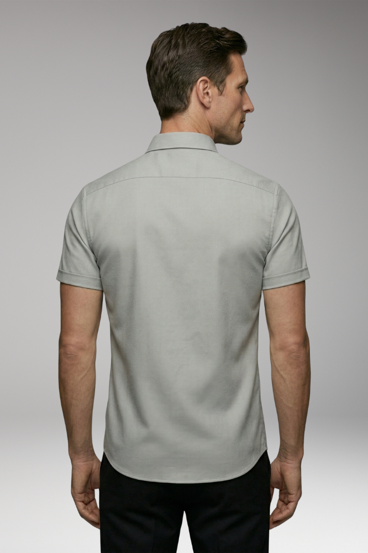 Men's Shirt with Button Placket and Fitted Style