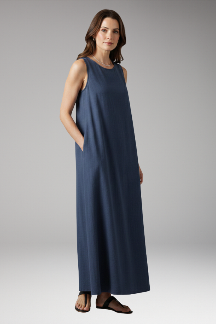 Women's Sleeveless Dress with Round Neckline and Practical Pockets