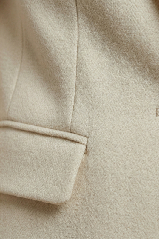 Women's Tailored Blazer with Sharp Lapels and Flap Pockets