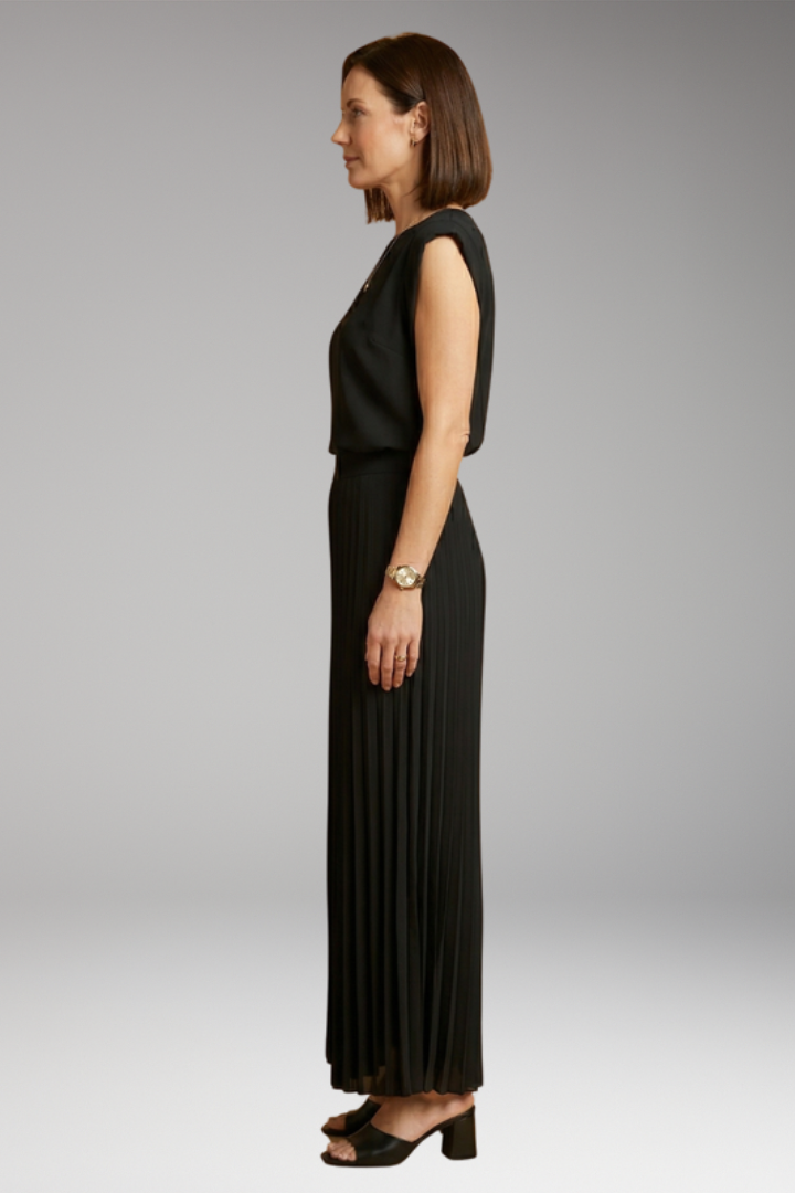 Women's Two-Piece Set with Pleated Trousers and Flowing Fabric