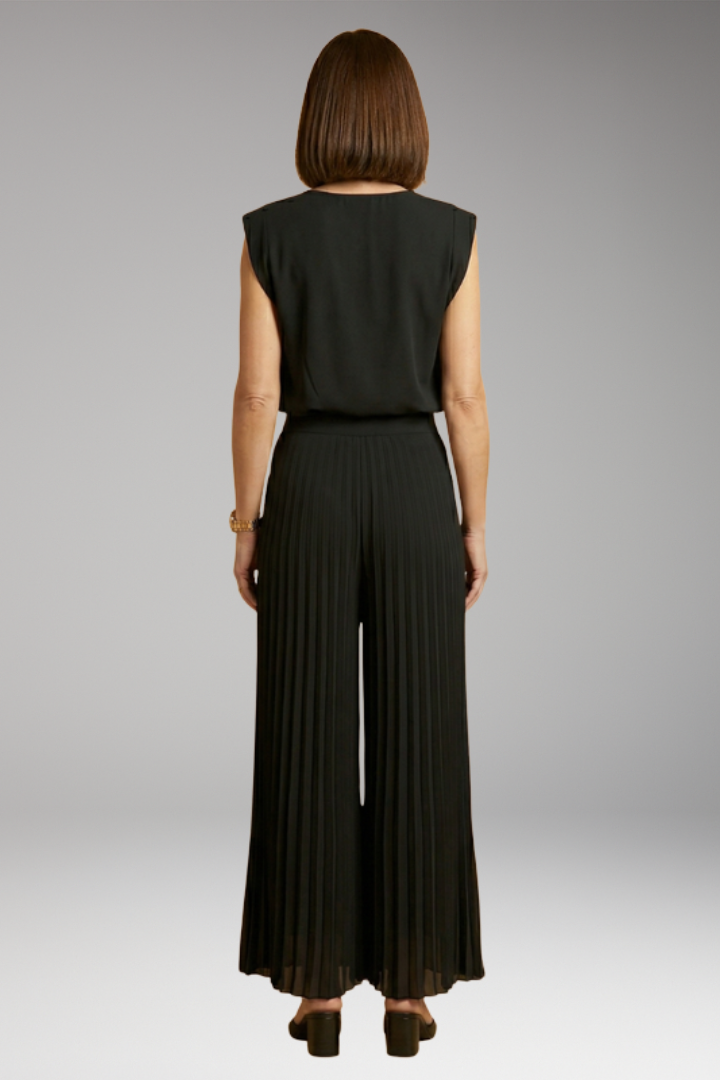 Women's Two-Piece Set with Pleated Trousers and Flowing Fabric