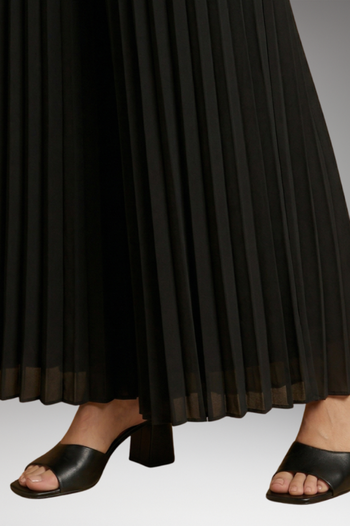 Women's Two-Piece Set with Pleated Trousers and Flowing Fabric