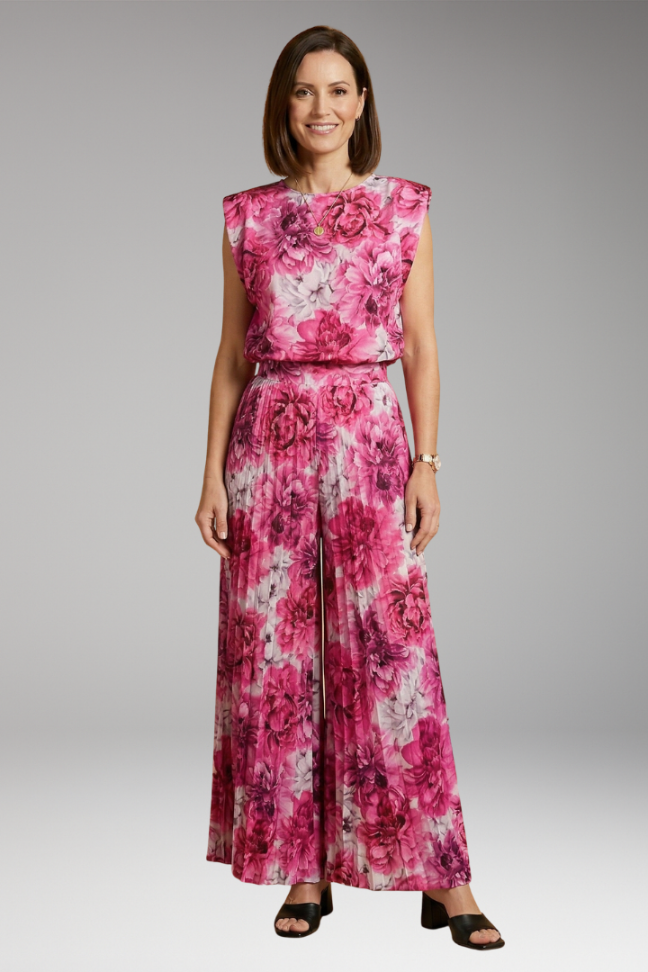 Women's Two-Piece Set with Pleated Trousers and Flowing Fabric