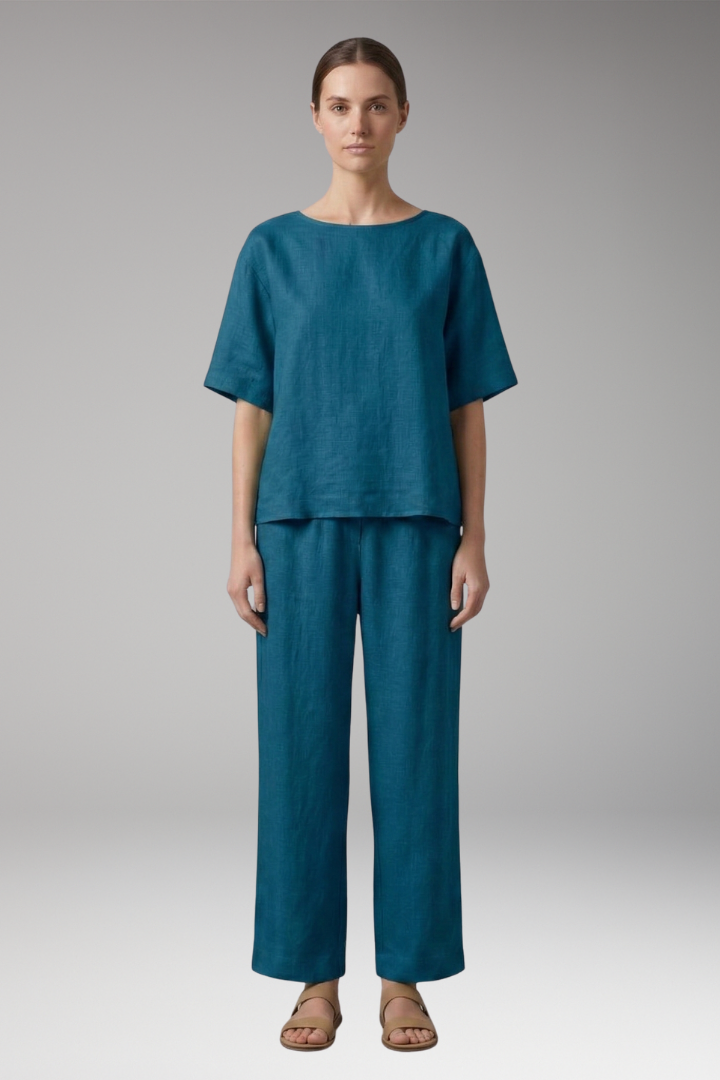 Women's Crop Top and Cropped Trousers Set with Short Sleeves
