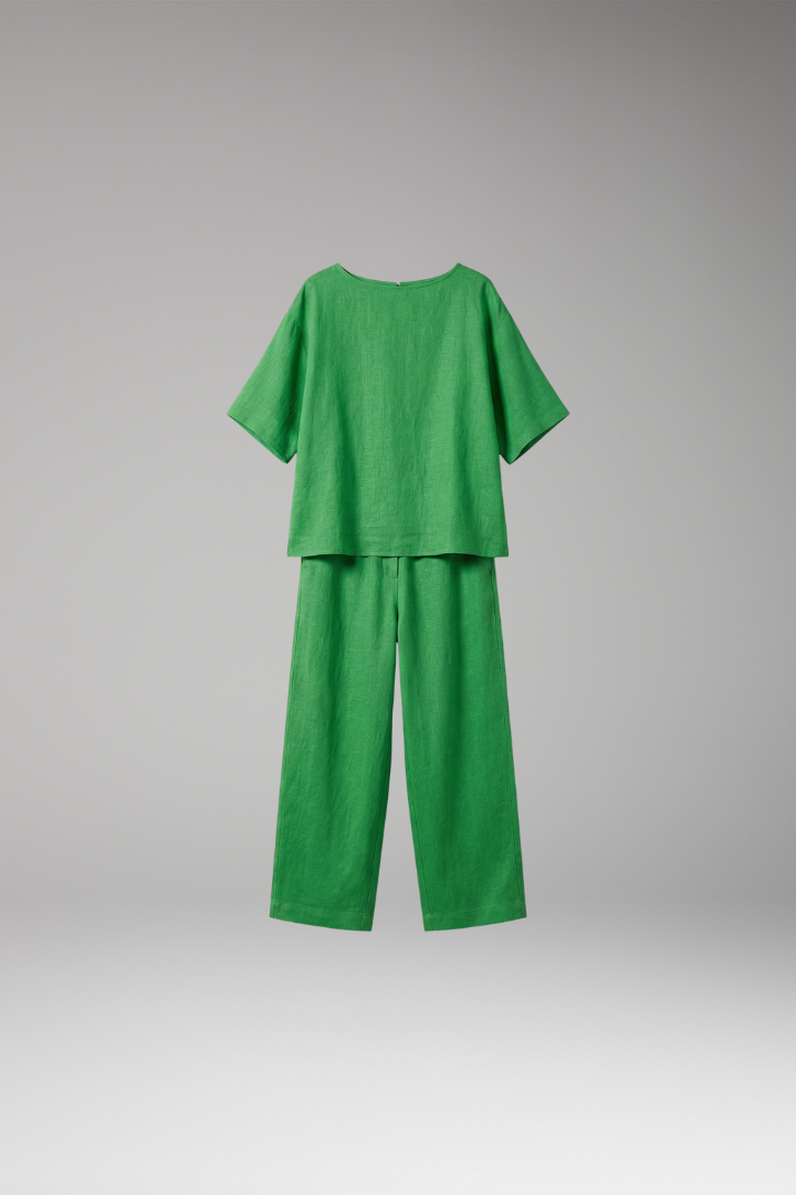 Women's Crop Top and Cropped Trousers Set with Short Sleeves