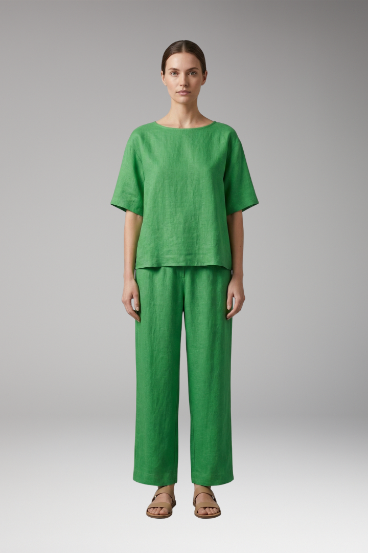 Women's Crop Top and Cropped Trousers Set with Short Sleeves